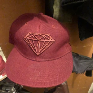 Vinröd keps - Jätte fin och helt ny vinröd keps 