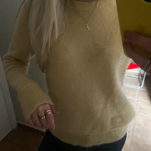 Stickad tröja från Malene Birger - Såå sjukt fin gul stickad tröja från Malene Birger💛✨