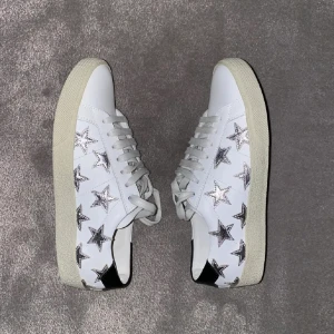 Saint lauren skor - Man får med boxen och dustbagen! Nypris är 5000kr, knappt använda, självfallet äkta, köpta på plick men det var för små, lånade bilder