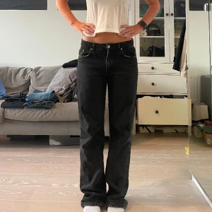 MIDWAIST SVARTA JEANS ZARA - så snygga midwaist jeans från Zara i storlek 38, nypris är typ 450kr. På mig sitter de lowwaist/midwaist då jag brukar ha de lite längre ned men man kan ha de så som man vill. De är jättesköna och så snygga. Jag har använt de mycket trasig längst ned