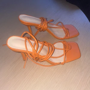 Oranga klackskor  - Så otrolig snygga klackar!!!! endast testade så är i fint skick! tror klackhöjden är runt 8cm Storlek 39 men passar även mig som oftast har 40 ❤️‍🔥