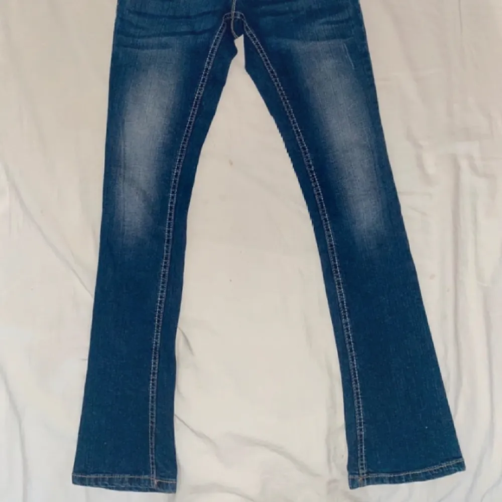 Säljer mina Low waist jeans pågrund av att det är alldeles för små för mig. Ändats testat och är i mycket bra kvalitet.✨. Jeans & Byxor.