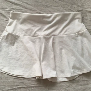 Tenniskjol - Säljer denna söta kjol i storlek M. Kan även användas som en söt topp då den är kort😇