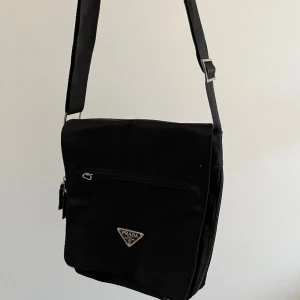 Svart axelväska - Thrifted in New York. Adjustable shoulder strap. Holds more than you think with many pockets.