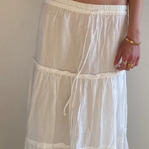 Långkjol  - Såå fin och snygg långkjol från London❤️ Kjolen är använd ca 2 gånger därav har den inga defekter eller skador❤️ Om ni vill ha bättre bilder kan ni kontakta mig💋