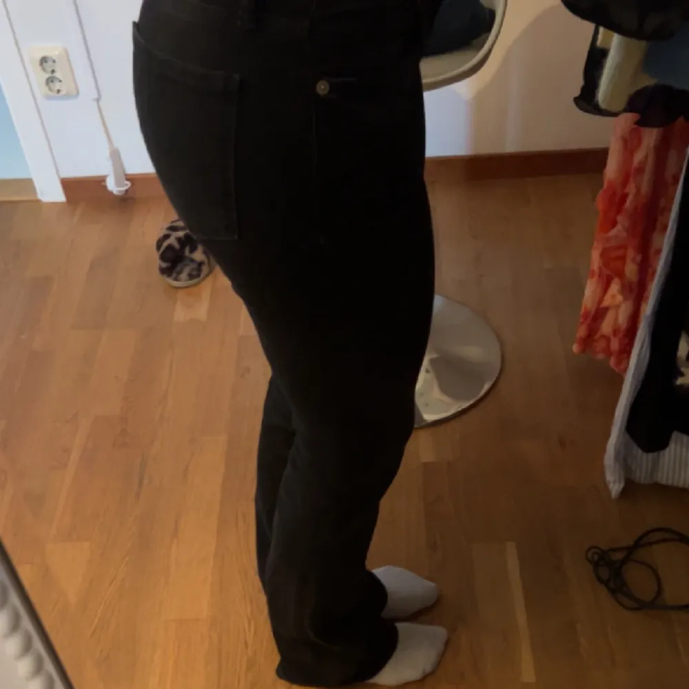 Snygga svarta low waist bootcut jeans från zara, använda ett fåtal gånger. Säljer samma modell i mörkblått!. Jeans & Byxor.