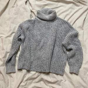 Grå stickad tröja från Gina tricot med polokrage. Jätteskönt och mjukt material. Storlek M 💕