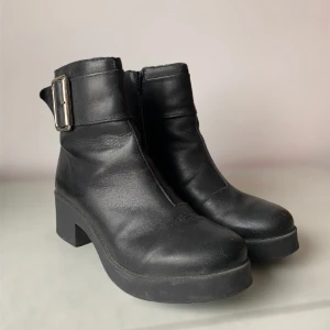 Stövletter Platåskor skinnskor boots - Svarta platåstövletter i skinn med gummisula från K.Cobler. Klackhöjd 5 cm. Använda och välvårdade. Väldigt bekväma att gå i.