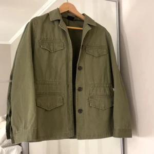 Kappa - Militärgrön kappa från kappahl. Storlek M men passar S också. Använd gärna köp nu funktionen💕