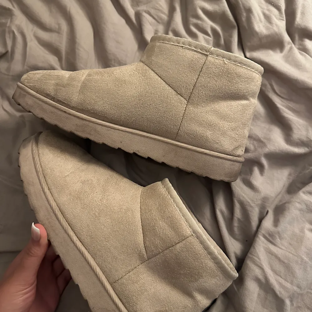 Detta är uggs liknande skor i färgen sand! Köpta i Spanien, knappt använda Max 3 ggr!  Strl 40. Skor.