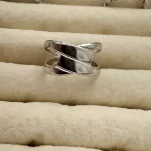 Massa nya ringar i lager!! Ringarna är guld/silver pläterade och är justerbara vilket innebär att de passar alla! Skötselråd medföljer! Kontakta vid intresse av köp! 💓