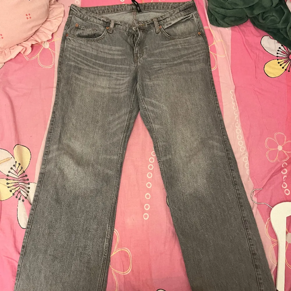 Weekday jeans, jätte fina men kommer inte till användning längre💔 köpte för 590kr säljer för 300.  Jag kan också mötas upp i T-centralen, om in inte vill betala för frakten o så😝. Jeans & Byxor.
