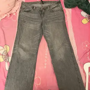 Weekday jeans, jätte fina men kommer inte till användning längre💔 köpte för 590kr säljer för 300.  Jag kan också mötas upp i T-centralen, om in inte vill betala för frakten o så😝