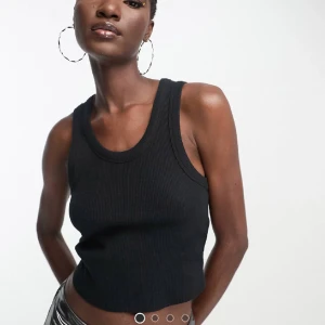 Söta små linnen - Två nyskick linnen från Collusion. Svart och vitt, !LÅNADE BILDER!🫶🏻🩷 båda är i storlek 38/M. Perfekta till sommaren!☀️😎 nypris är 100kr styck, men säljer för 150kr båda två