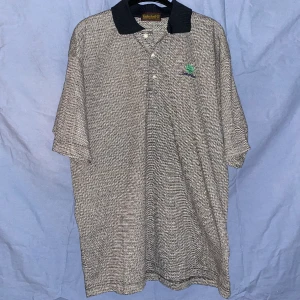 Vintage Timberland Piké - Använt skick, fläckfri, hålfri.  Katt finns i hemmet.  Möts ej upp.