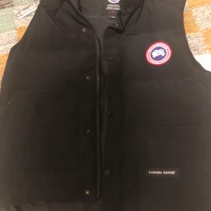Canada goose väst  - Denna canada gose väst är endast använde ett par gånger och är väldigt populär och stillig. 
