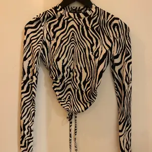 Zebra färgar topp med öppen rygg