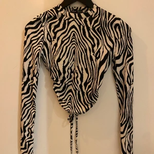 Topp - Zebra färgar topp med öppen rygg