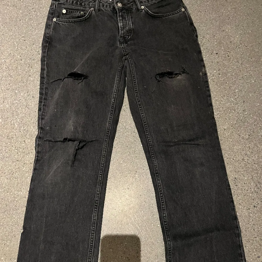 Svarta lågmidjade jeans från lager 157. Modellen icon, har klippt hål i dem (se bild). För bättre bilder kom privat.. Jeans & Byxor.