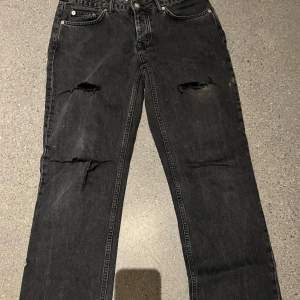 Svarta lågmidjade jeans från lager 157. Modellen icon, har klippt hål i dem (se bild). För bättre bilder kom privat.
