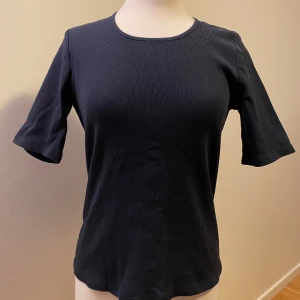 Top Dam från Betty Barclay strl 40 - Mörkblå  95% bomull  5% elastan   Finns på Ekerö  Kan hämtas i Sundbyberg  Skickar gärna 