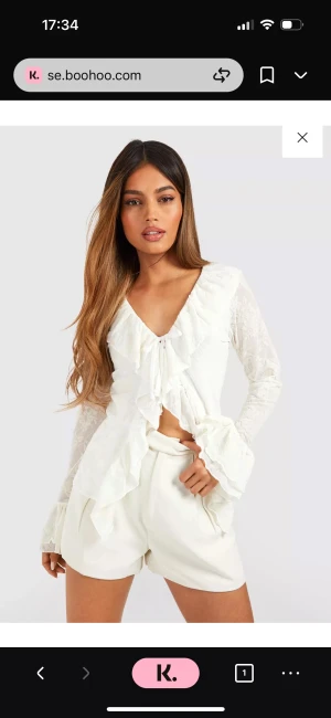 Vit blus - Superfin vit blus från Boohoo!! Aldrig använd, har prislappen kvar💕 Den är i strl 40 men passar en 38 också🫶🏻