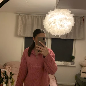 Stickad tröja med dragkedja  - Jättegosig stickad tröja med stickat mönster från Carlings. Säljer på grund av att den inte används längre💕 Köpt för 300 kr