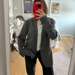 Kavaj från zara man - Aldrig använd. Köpt vintage. Fint skick. Sitter oversize jag brukar ha xs/s