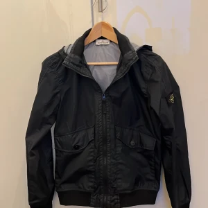    stone island windbreaker  - Säljer min stone island wind breaker stl 14/170 junior köpt för 2500 säljer för 999  precis kan diskuteras skick:8-9/10 kan byta mot något 