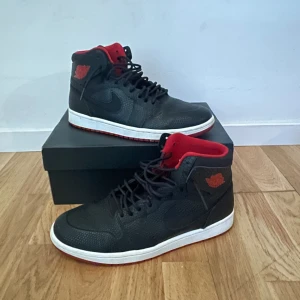 Air Jordan 1 high nouveau - Knappt använd med originalbox.