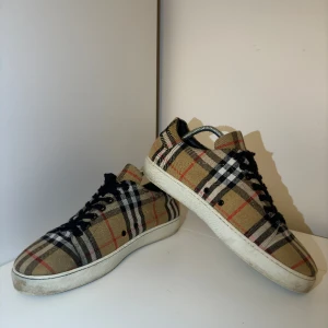 Burberry sneakers st 42 - Säljer nu mina burberry sneakers i storleken 42. Sparsamt använda. Nypris ca 5500kr mitt pris 2199kr