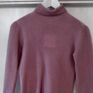 Säljer en fin polo tröja från märket: Ottod’Ame.  Storlek: XS Nypris:1599 kr I fint skick , sparsamt använd. 