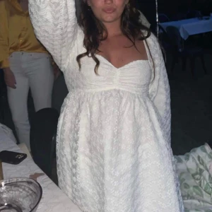 Student klänning - Söker denna super fina student klänning då dennint ekonomer komma till användning igår ! Endast använd under student kvällen. 