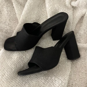 Svarta klackar  - Bekväma klackar med ”tyg” Använda en gång 9cm  