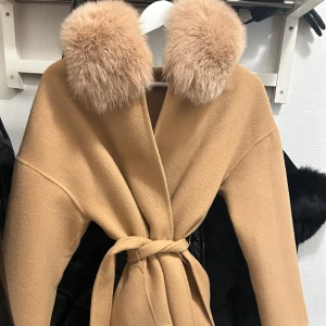 Kashmir kappa med äkta päls  - Kappa från butik Garoff, köpt i kista Stockholm förra året. Den är använd, men i bra skick. Äkta kashmir vilket gör att den håller värme mycket bättre än vanliga kappor.  Äkta rävpäls  Nypris 2.800kr 