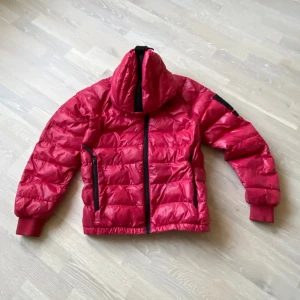 Peak performance ”tomic” jacka  - Säljer min sons Peak performance jacka , storlek s, finns någon fläck på ärmen samt ett litet hål på ärmen som knappt syns men annars i fint skick , använd en säsong. Hör gärna av er om ni har frågor eller vill se nya bilder 💕