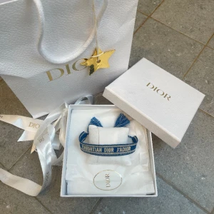 Christian dior armband - Tjena, jag säljer nu mitt blåa Dior armband som köptes i dior butiken i Milano förra sommaren. Kvitto skickas på begäran