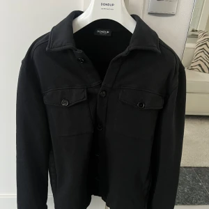 Dondup overshirt  - As fräck svart overshirt i bomull från dondup! Storlek: S! Köpt på United fashion i Göteborg! Skick: 9/10 (endast använd två gånger). Nypris: 2900kr