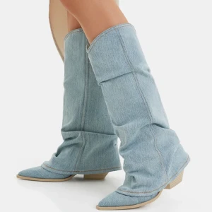 Cowboy/denim boots - Cowboy/denim boots från Bershka, skorna är i st 38. Jätte sköna och snygga till sommaren! Prislappen är kvar och dom är endast testade. Låg klack, nyskick!!💞💞Helt slutsålda i denna storlek! Väldigt populära!💞