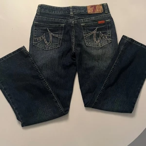 ⭐️7 for all mankind jeans⭐️ - Så sjukt snygga 7 for all mankind jeans⭐️De var för små redan när jag köpte de så de är knappt använda!! Skriv privat för mer bilder🤩 W26 L30