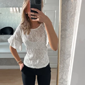 Volang spetstopp - Supersöt vit blommig, genomskinlig topp med volangärmar💘💘strlk S men passar även xs 💓Säljer då jag inte får användning för den längre🫶🏼 OBS tröjan sitter som på bild 2 och 3 dvs lite löst