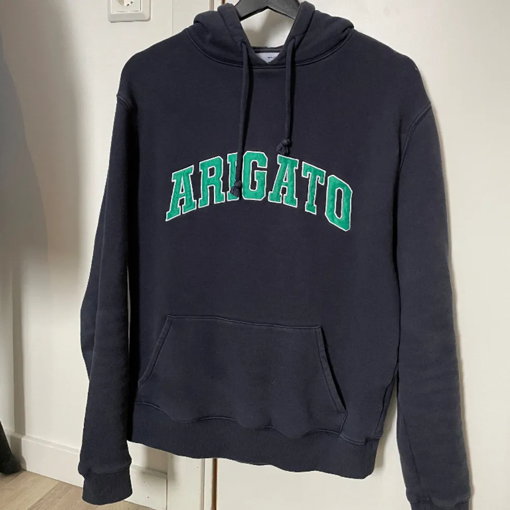 En mörkblå hoddie från Axel Arigato i storleken XS. Hoddien är i bra skick och är väldigt stilren.. Hoodies.