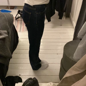 Mörkblå lowwaist jeans - Säljer dessa fina mörkblå straight lowwaist jeans eftersom de är för korta för mig!💕 De är från Vero Moda denim från början och är i perfekt skick. Jag är 161 cm🥰