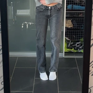 Gråa Jeans - Säljer dessa pga börjar försmå! Är 167 cm