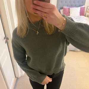 Stickad tröja  - Mörkgrön stickad tröja med jättefina detaljer/mönster på armarna💝!! Jättefint skick, som ny. Minns inte märke då den är köpt för längesen 