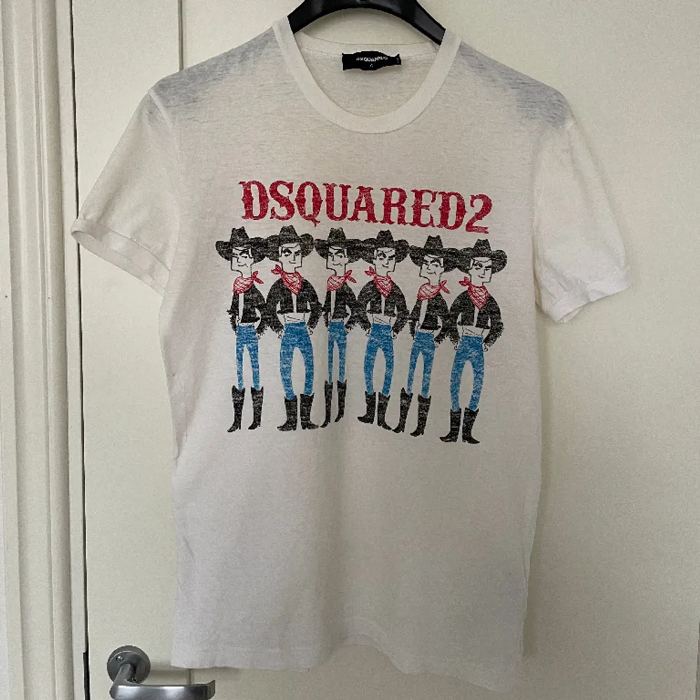 Exklusiv T-shirt från Dsquared2 som säljes på grund av att den inte kommer till användning.  Längd: 67cm Bredd: 45cm Storlek: S Material: Bomull Skick: Mer än godkänt  Ordinarie pris: 2000 SEK. T-shirts.