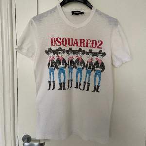 Exklusiv T-shirt från Dsquared2 som säljes på grund av att den inte kommer till användning.  Längd: 67cm Bredd: 45cm Storlek: S Material: Bomull Skick: Mer än godkänt  Ordinarie pris: 2000 SEK
