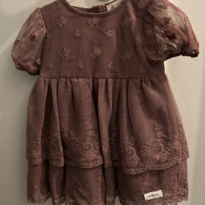 Festklänningar  - Klänning 150 kr  Kofta 100 kr 