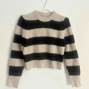 Beige/svart randig stickad tröja - Beige/svart randig stickad tröja från Only. Storlek S. Modellen är lite kortare. Mysigt matrial🫶🏼