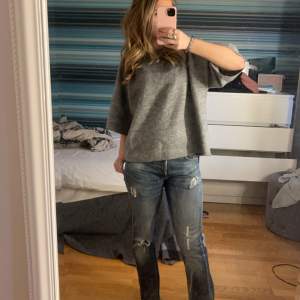 Säljer mina crocker jeans för jag ej använder de💖 storlek 27/32🩷 fint skick🩷 har klippt slits längst ner för jag tyckte de va lite korta🩷 300+frakt